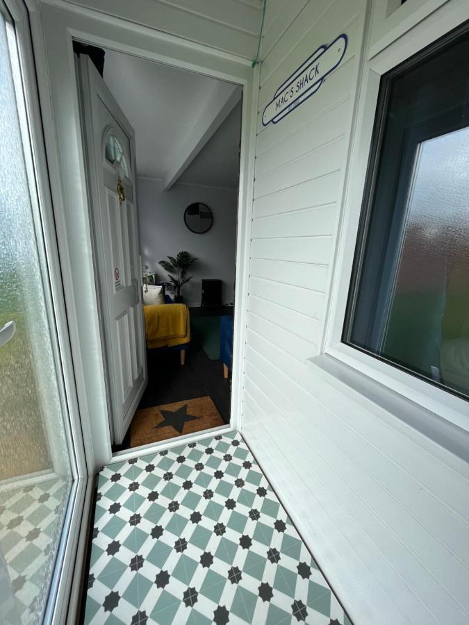 Macs Shack: Beachside Pet-Friendly Chalet with Entertainment Villa Great Yarmouth Exterior photo